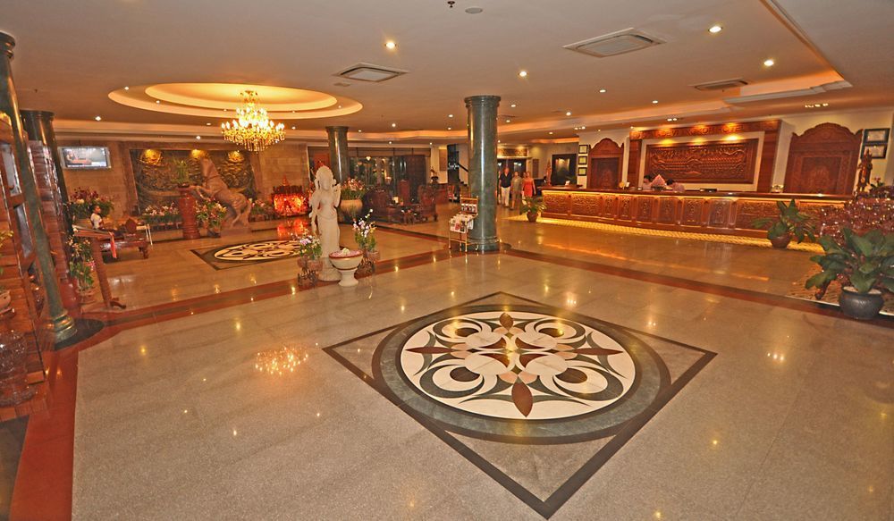 Отель Somadevi Angkor Premium Сиемрип Экстерьер фото