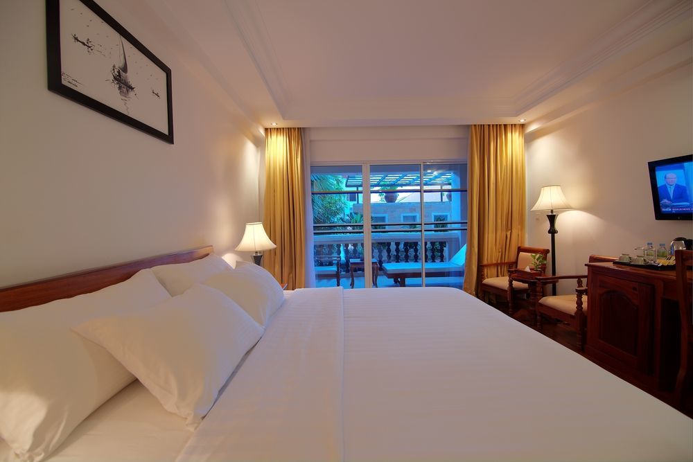 Отель Somadevi Angkor Premium Сиемрип Экстерьер фото